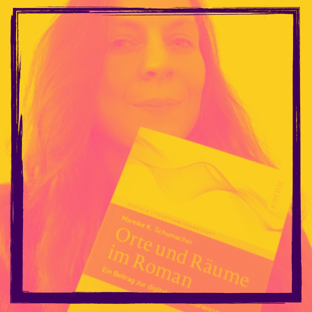 Ein Bild von mir mit einem zweifarbigen Filter in Gelb und Pink, das zeigt, wie ich mein Buch "Orte und Räume im Roman" präsentiere. Darum herum ein lilafarbener Rahmen.