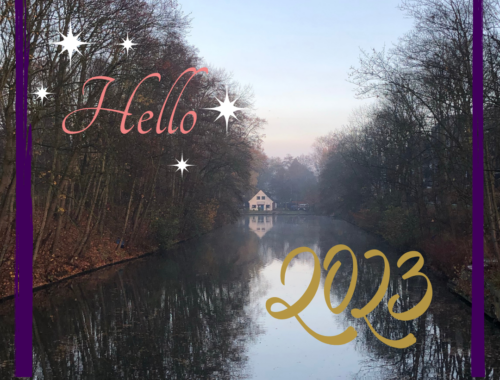 Das Bild zeigt ein Haus an einem Kanal. Darüber liegt ein Schriftzug, der "Hello 2023" lautet.