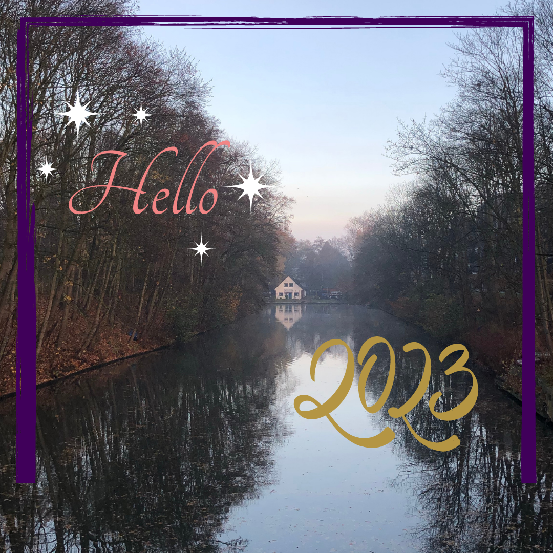 Das Bild zeigt ein Haus an einem Kanal. Darüber liegt ein Schriftzug, der "Hello 2023" lautet.